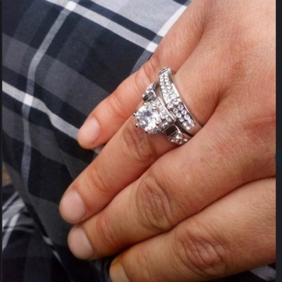 Free! Exquisite Bridal Marriage Engagement Ring Set - Picture 2 of 3